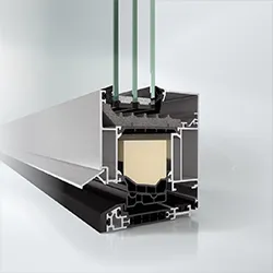 Querschnitt eines Aluminiumfensterprofils mit Isolierung und Glasrahmen