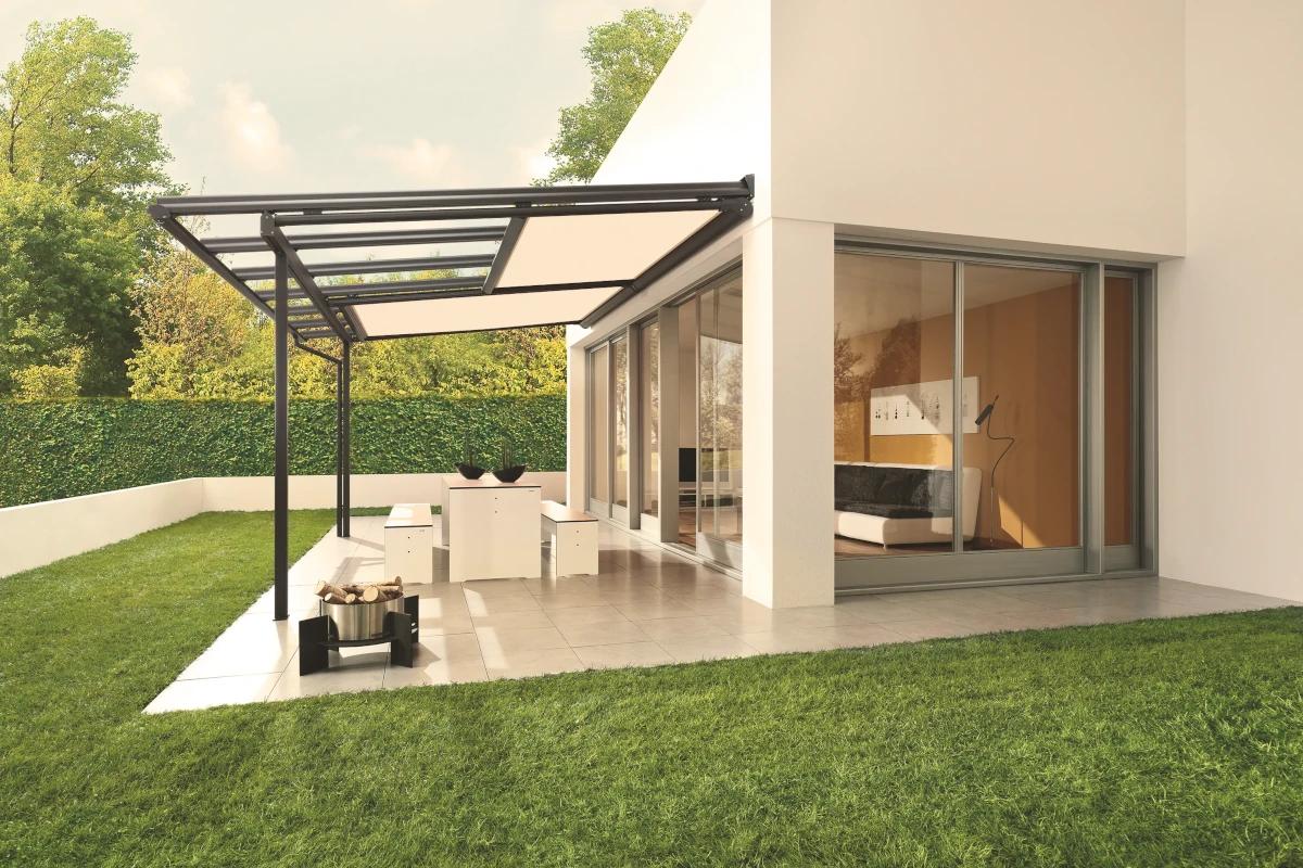 Moderne Terrasse mit Aluminium-Pergola als Terrassenüberdachung am Haus